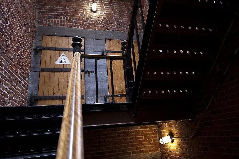 Saintlo Ottawa Jail Hostel