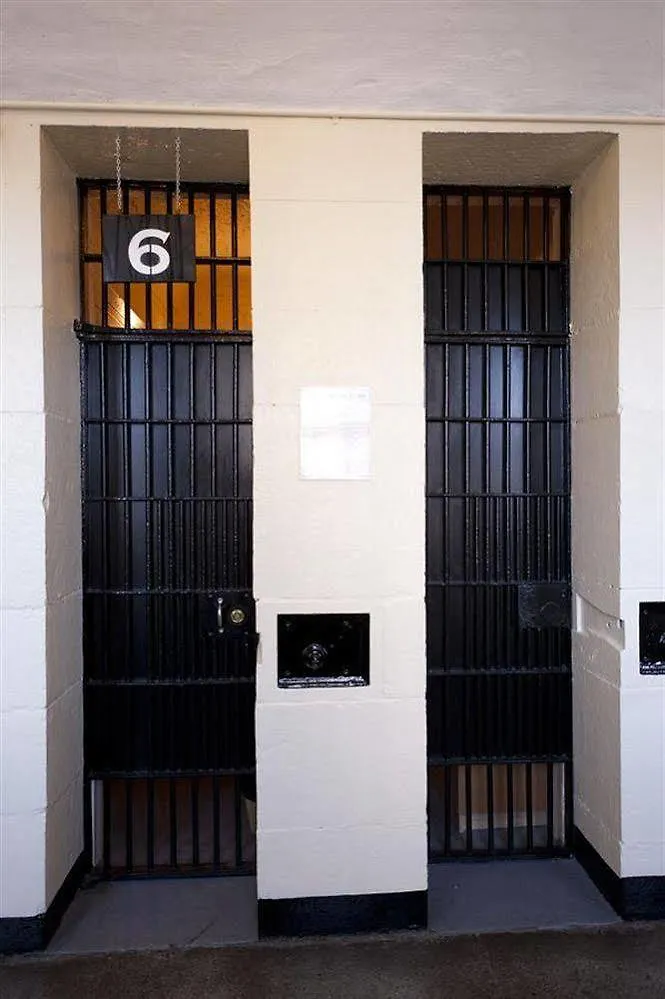 Saintlo Ottawa Jail Hostel